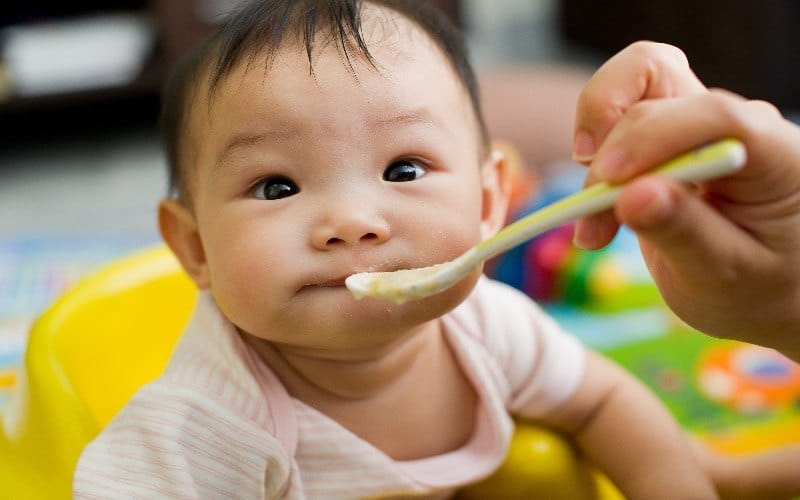 Cho bé sơ sinh ăn: Lời khuyên dành cho những người mới làm Cha Mẹ